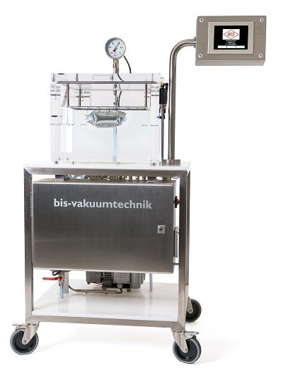 QTA Management QTA Management mit Rollen. Wasserbehälter mit Druckanzeige, darunter Elektronikelement und Pumpe; oben rechts Bedieneinheit